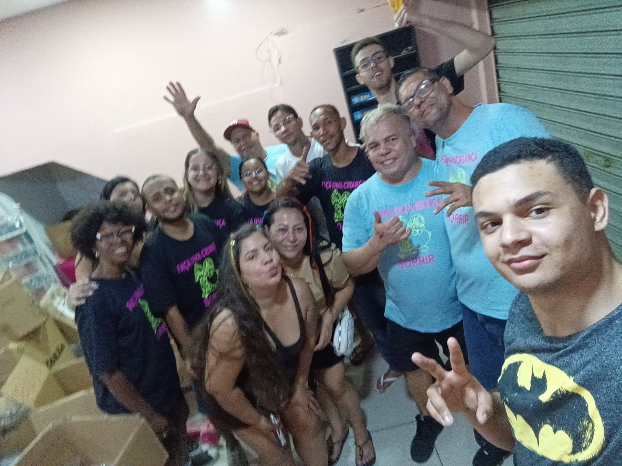 Voluntários reunidos após a ação solidária