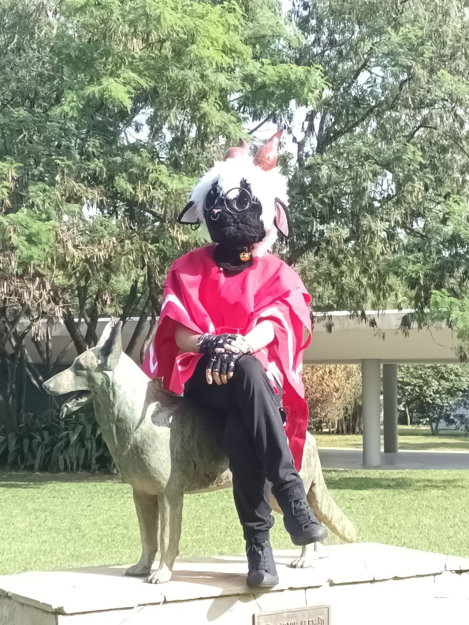 FurrLike-U no Ibirapuera - fursuiter na escultura de lobo