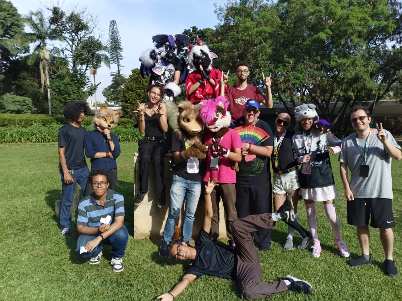 FurrLike-U no Ibirapuera - grupo no gramado
