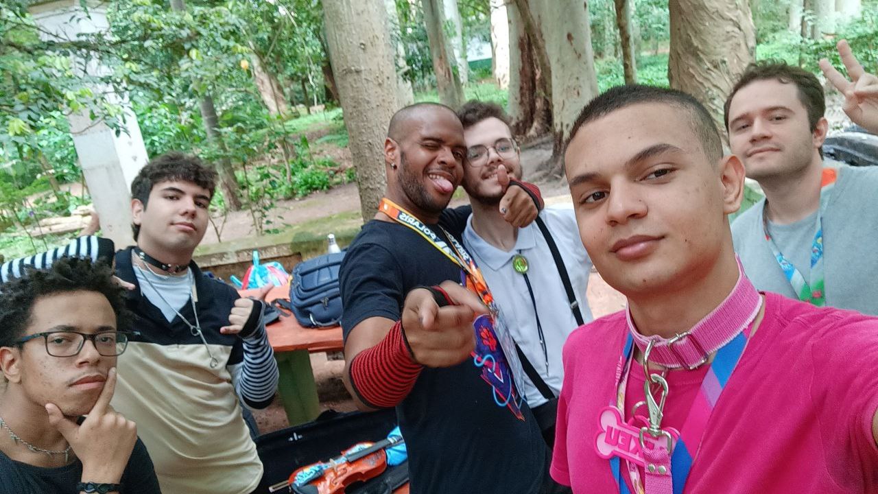 FurrLike-U no Piqueri - grupo fazendo pose